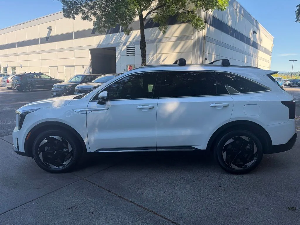 Used 2025 Snow White Pearl Kia SX Prestige image 7