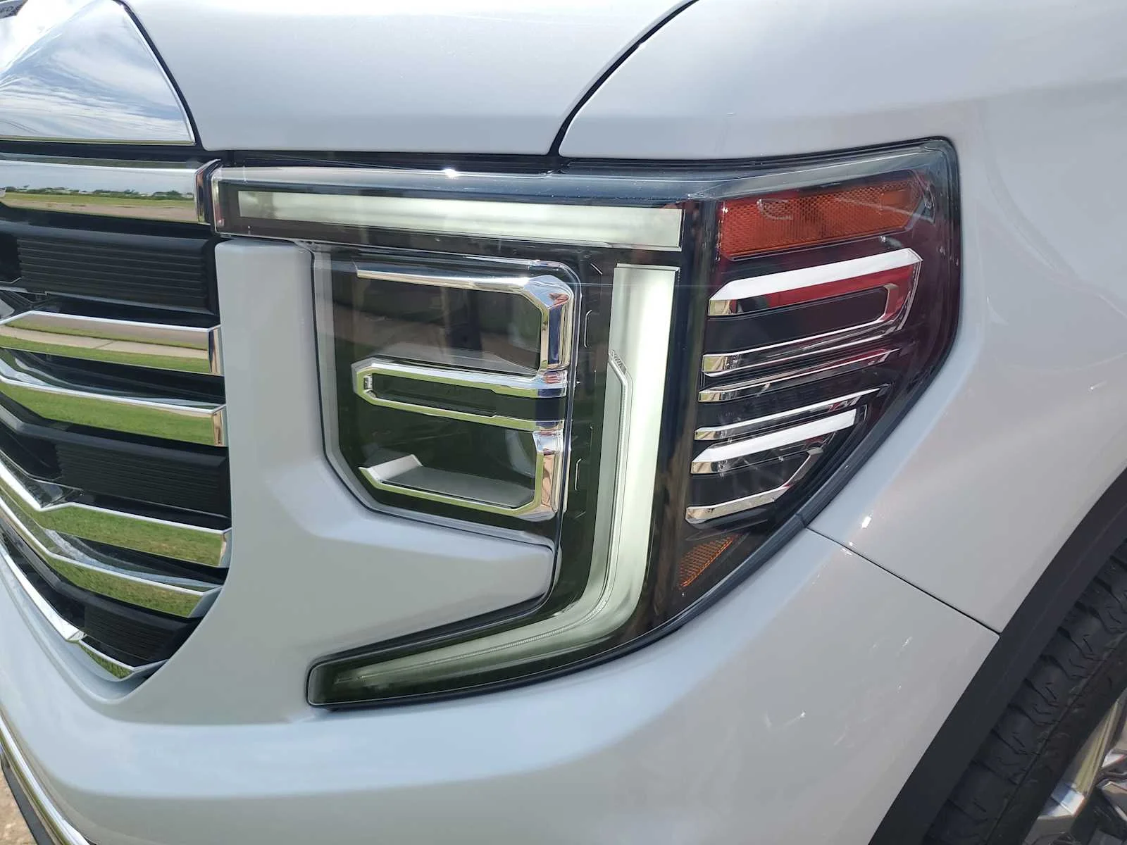 New 2026 Glacier White Tricoat GMC SLT image 25