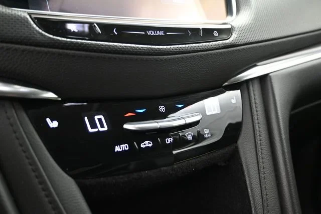 Used 2017 RADIANT SILVER METALLIC Cadillac Luxury FWD image 18