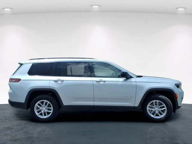 Used 2025 Silver Jeep Laredo image 7
