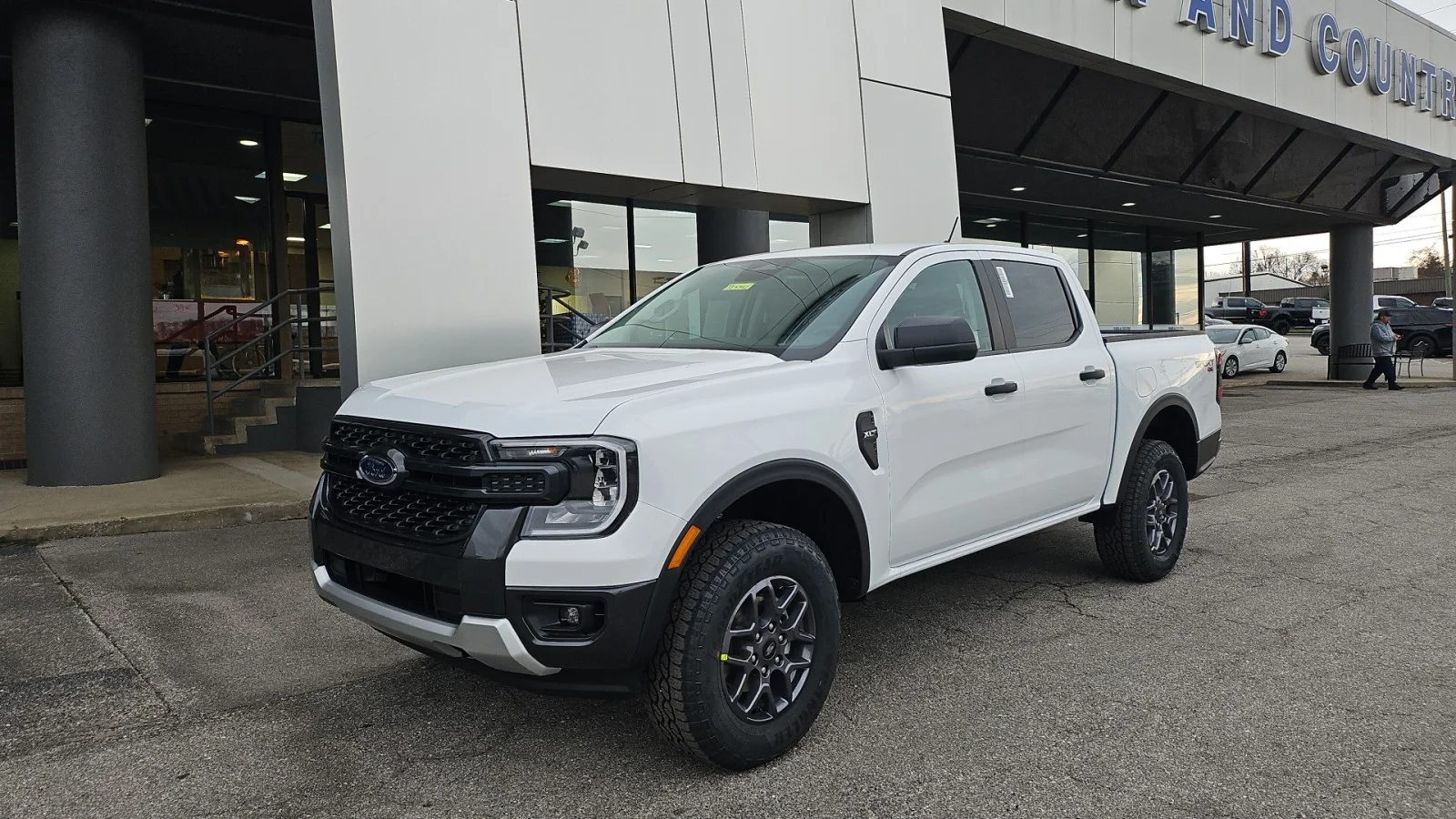 New 2025 Oxford White Ford XLT 4x4 image 2
