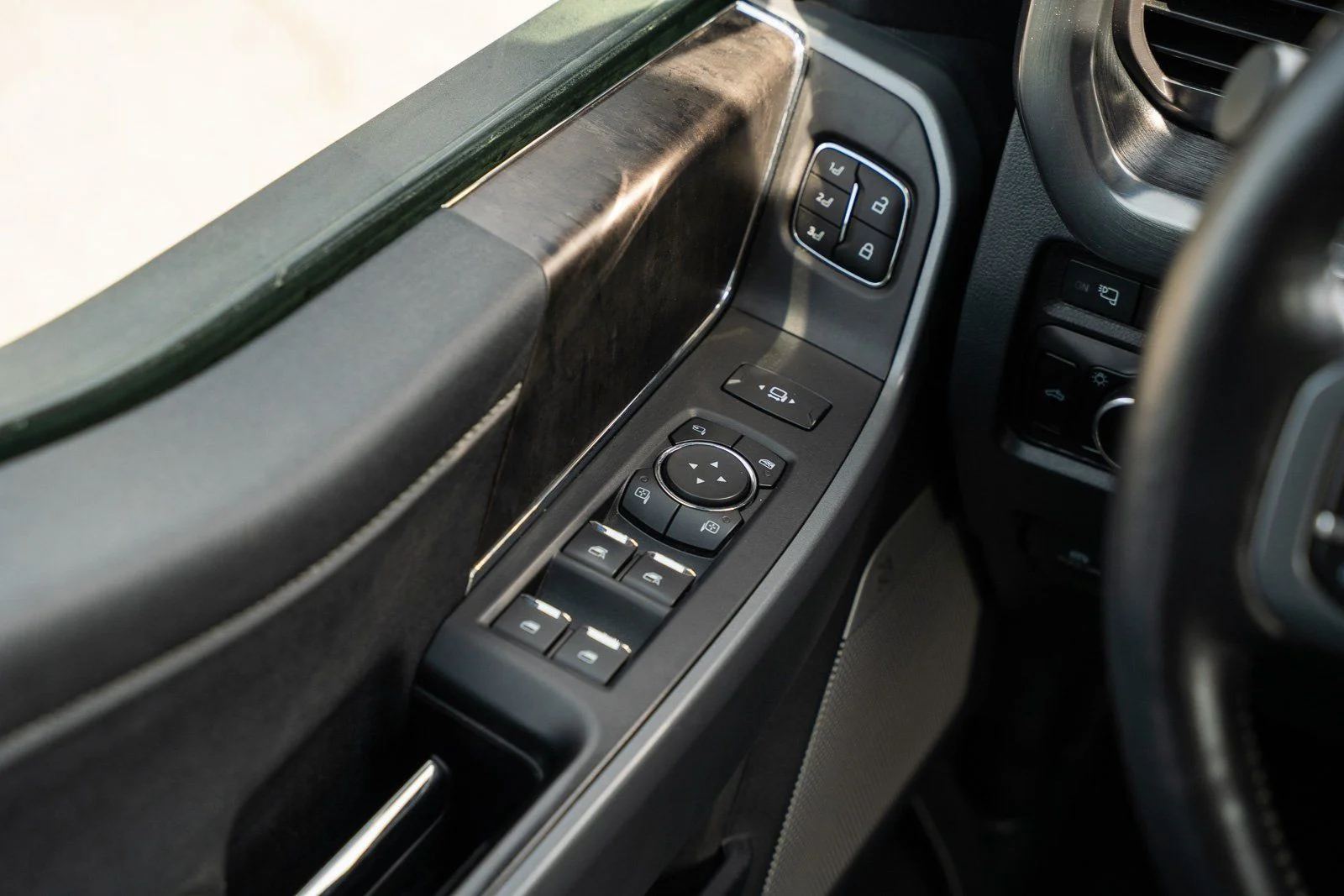 Used 2024 White Ford Lariat image 27