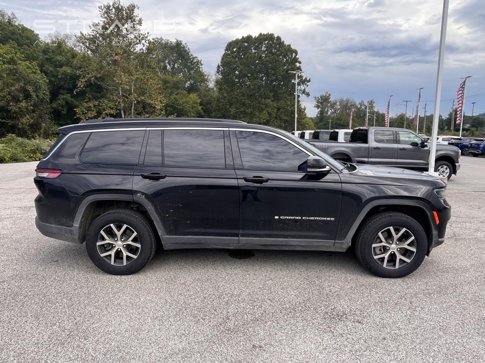 Used 2025 Diamond Black Crystal Pearlcoat Jeep Limited image 6