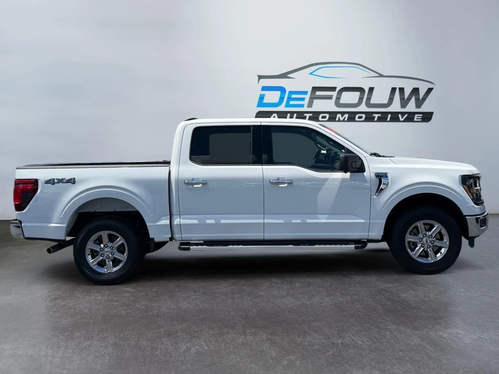 Used 2024 Oxford White Ford XLT image 2