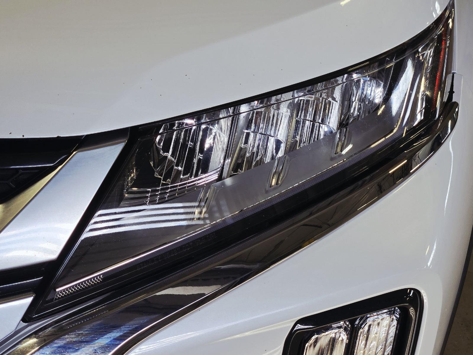 Used 2024 White Diamond Mitsubishi ES image 14