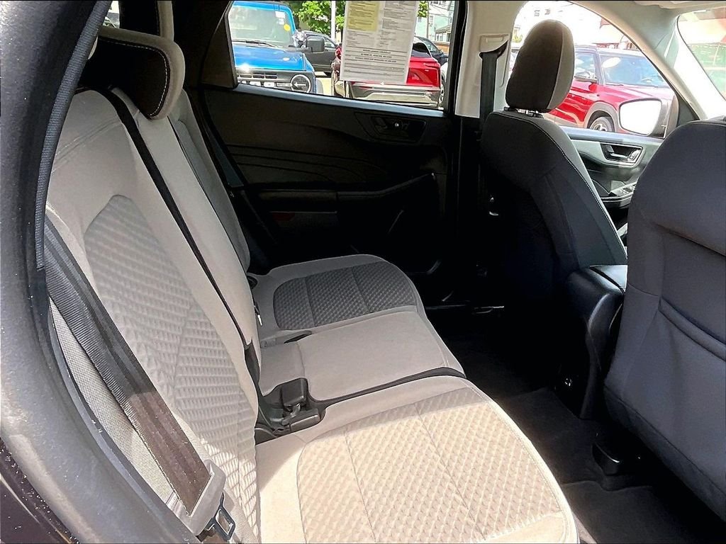 Used 2022 Black Metallic Ford SE image 16