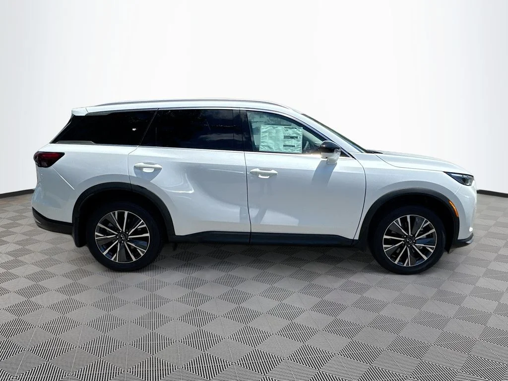 Used 2027 White INFINITI LUXE image 5