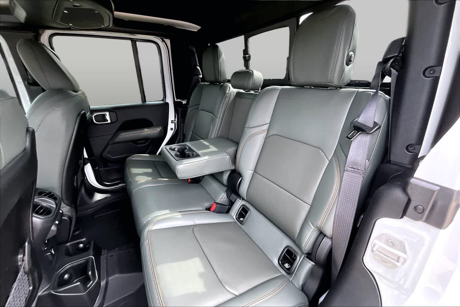 New 2026 Bright White Clear-Coat Exterior Paint Jeep Mojave X image 22