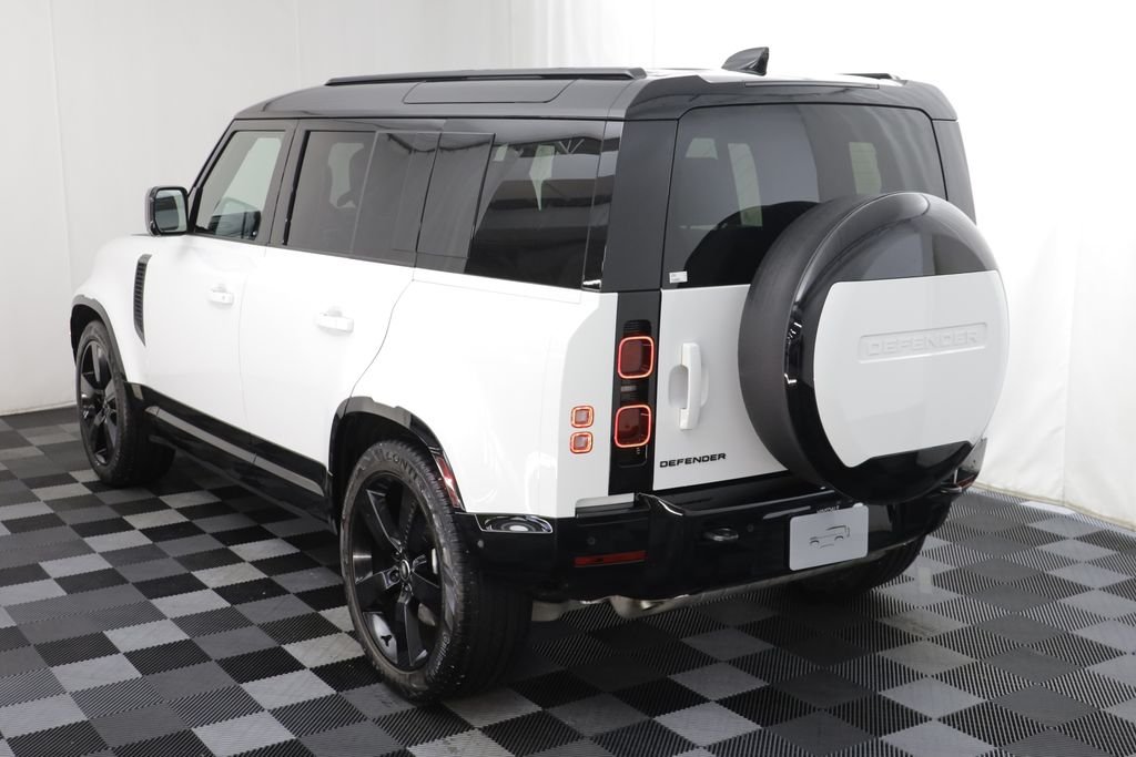 Used 2025 White Land Rover X-Dynamic SE image 16