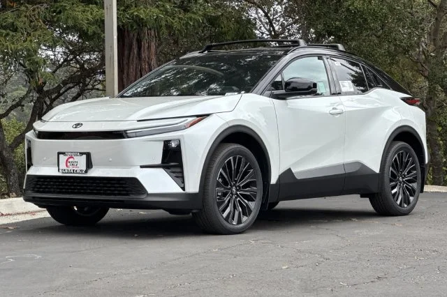 New 2026 Wind Chill Pearl with Midnight Black Metallic roof <sup>1</sup> Toyota  XSE image 8