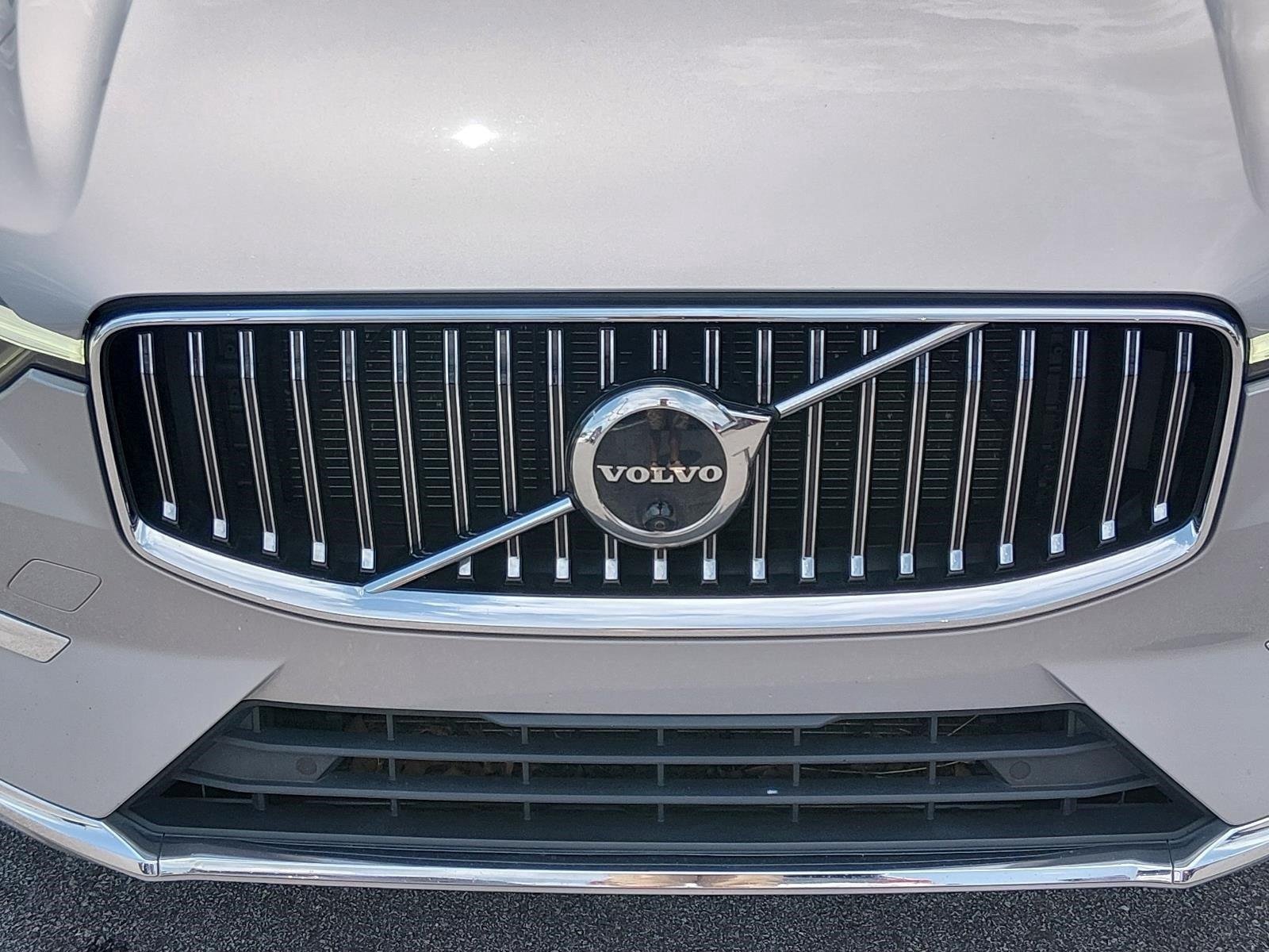 Used 2022 Silver Dawn Metallic Volvo Inscription image 9