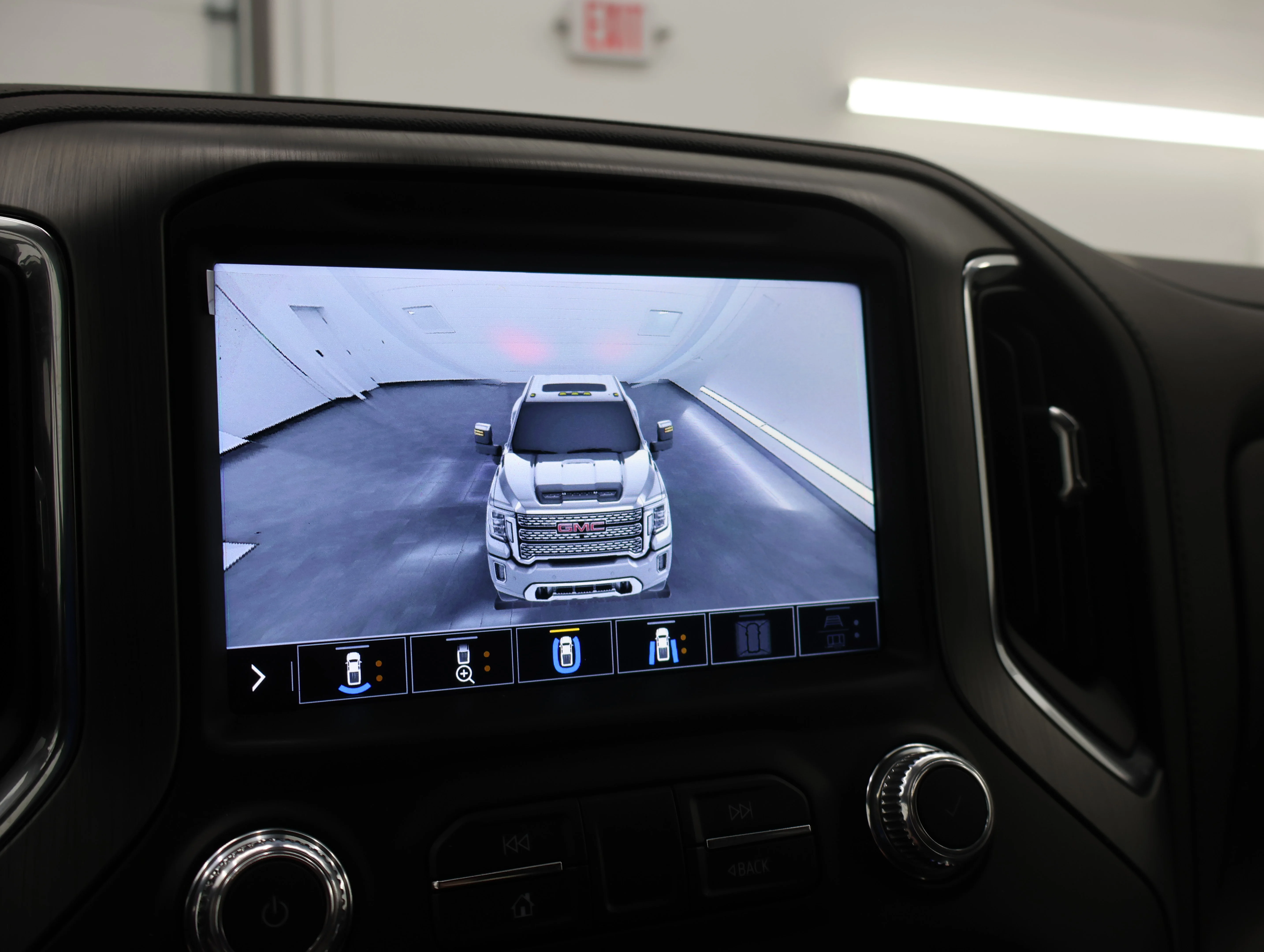 Used 2022 White Frost Tricoat GMC Denali image 21