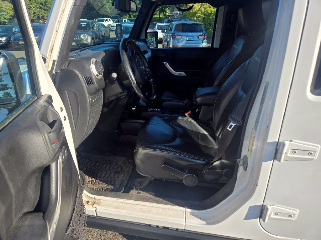 Used 2015 White Jeep Unlimited Rubicon image 11