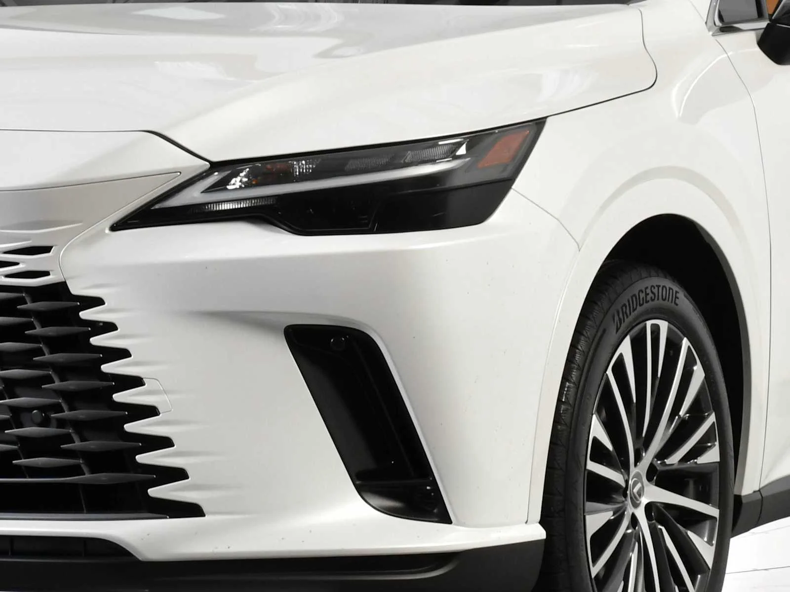 Used 2025 Eminent White Pearl Lexus Premium Plus image 11