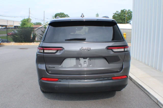 Used 2024 Baltic Gray Metallic Clearcoat Jeep Altitude X image 17