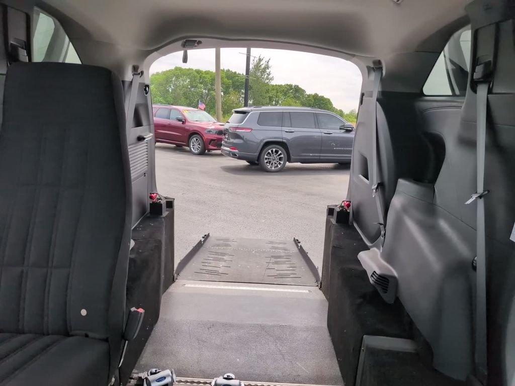 2025 Toyota Sienna LE - Photo 26