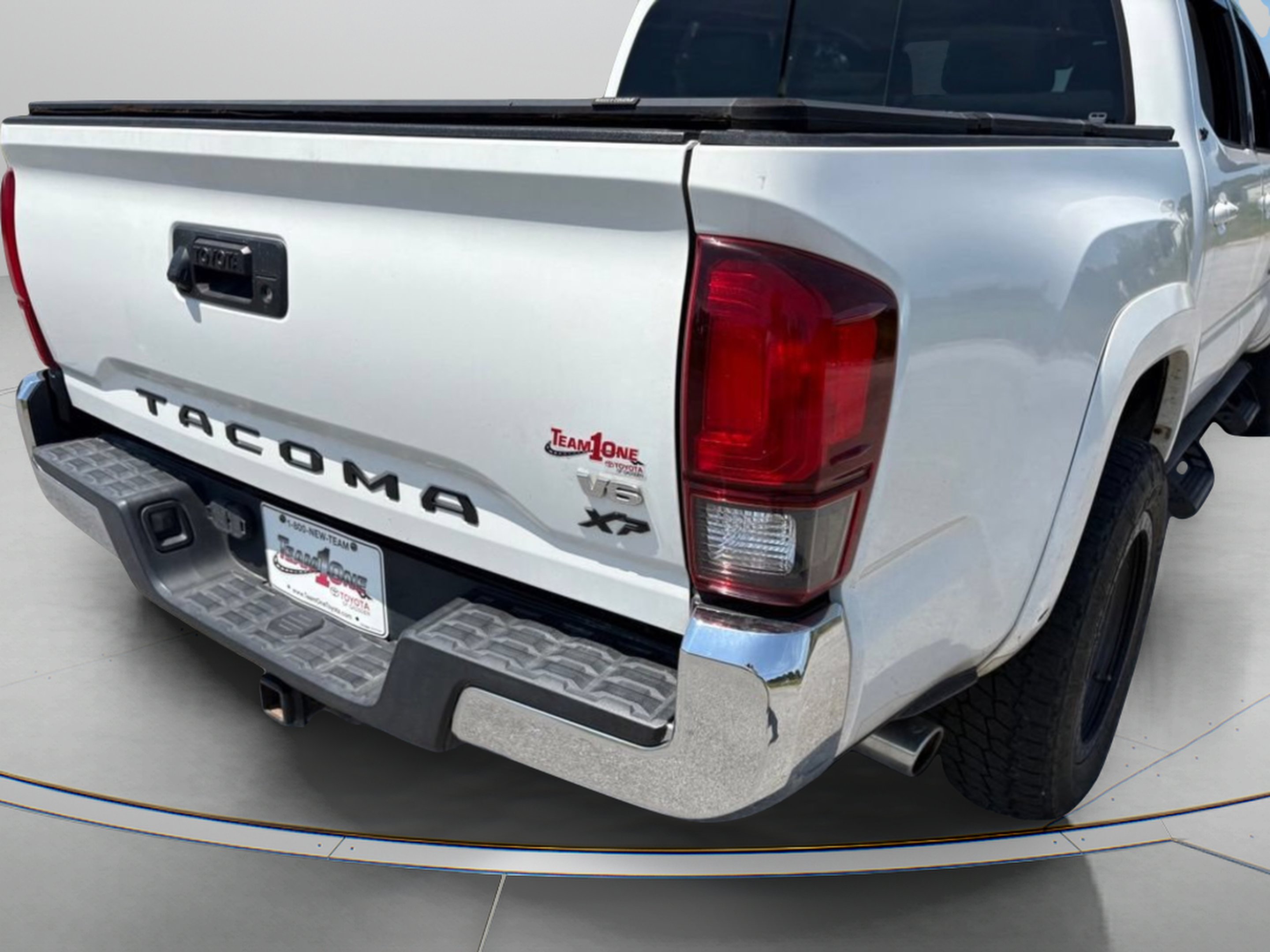 Used 2018 Super White Toyota SR5 image 10