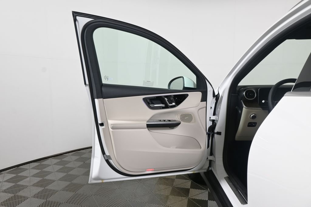 Used 2026 Polar White Mercedes-Benz GLC 300 image 28