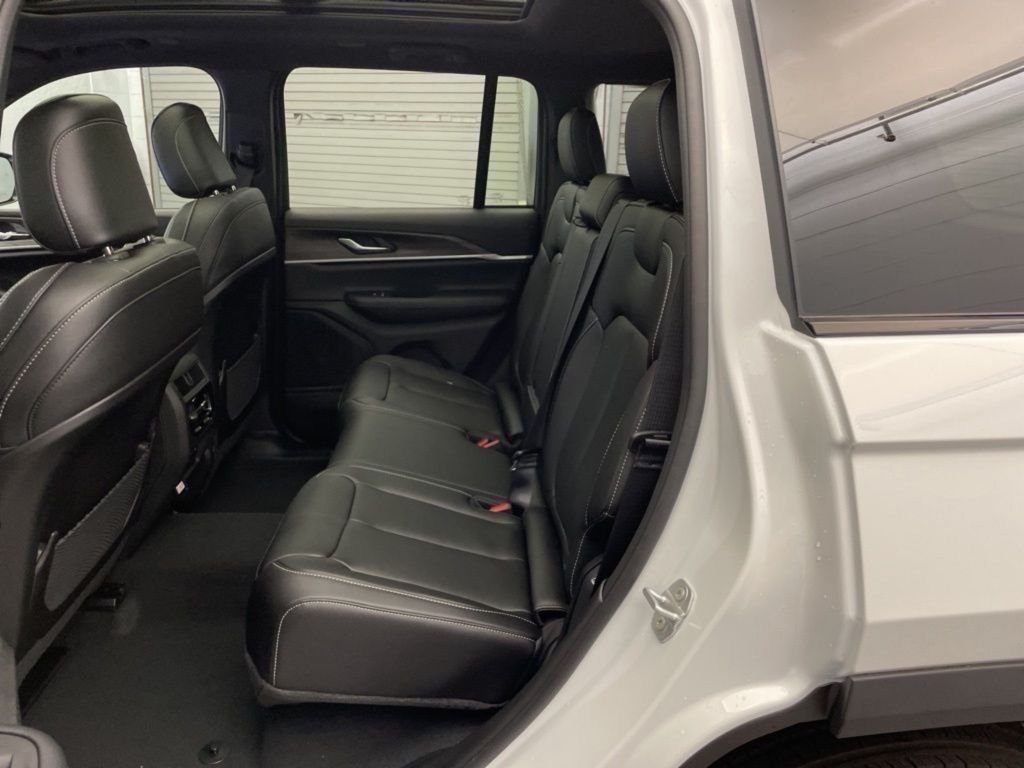New 2025 Bright White Clear-Coat Exterior Paint Jeep Limited image 18