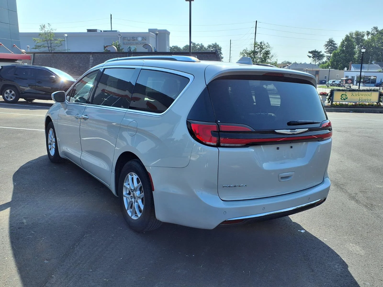 Used 2021 Luxury White Pearlcoat Chrysler Touring L image 31