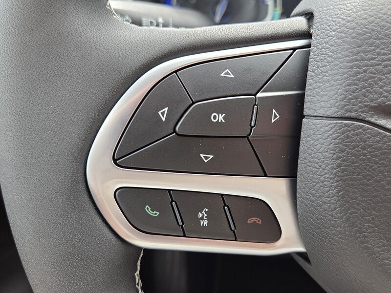 New 2027 Diamond Black Crystal Pearl-Coat Exterior Paint Chrysler SELECT FWD image 34