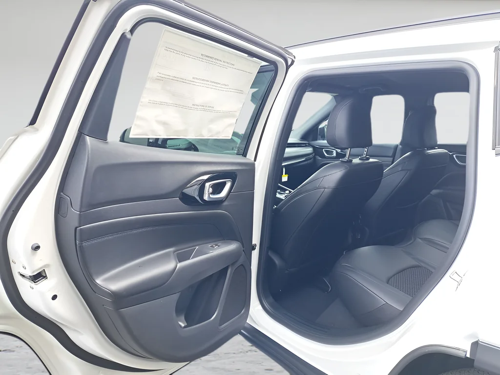 New 2026 Bright White Clear-Coat Exterior Paint Jeep Latitude image 11