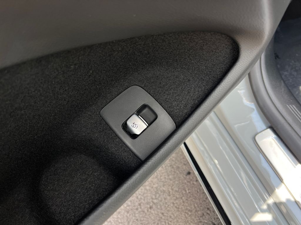 New 2026 MANUFAKTUR Alpine Grey Mercedes-Benz E 350 image 13