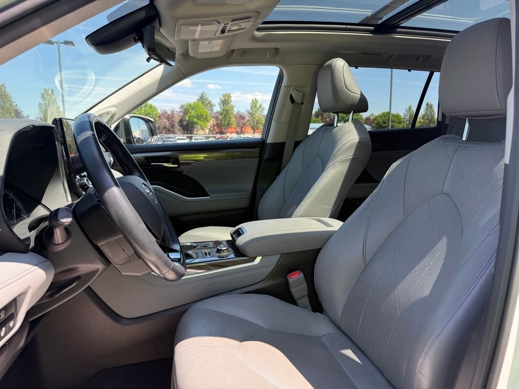 Used 2021 Blizzard Pearl Toyota Platinum image 16