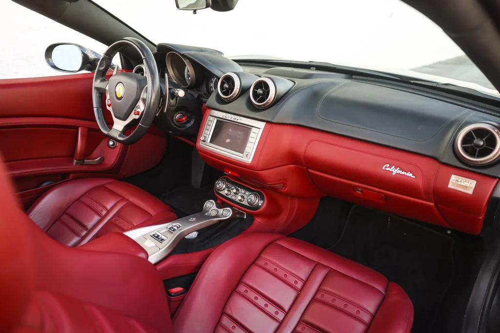 Used 2010 Silver Ferrari Base image 26