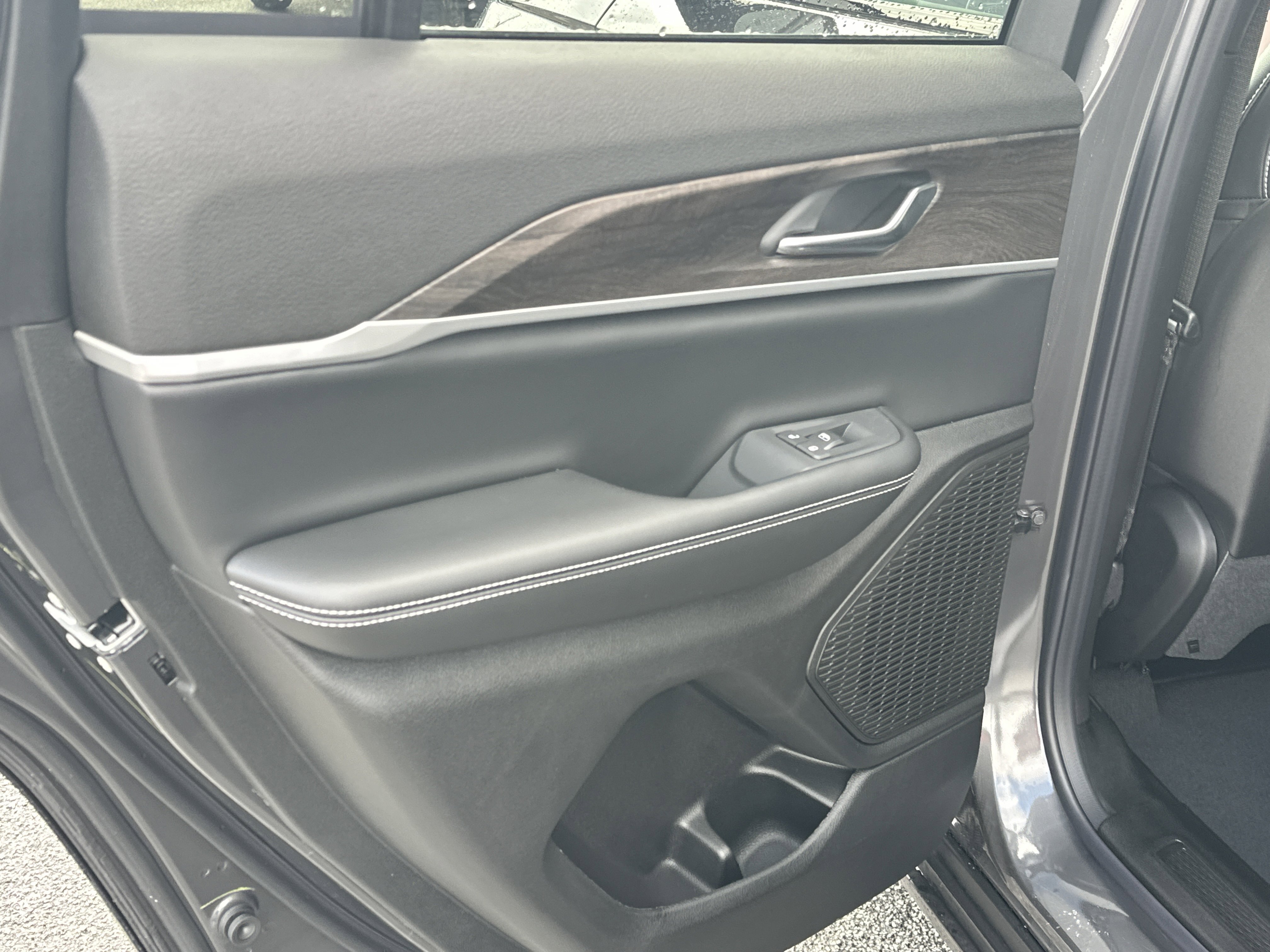 New 2026 Baltic Gray Metallic Clear-Coat Exterior Paint Jeep Laredo Altitude image 26