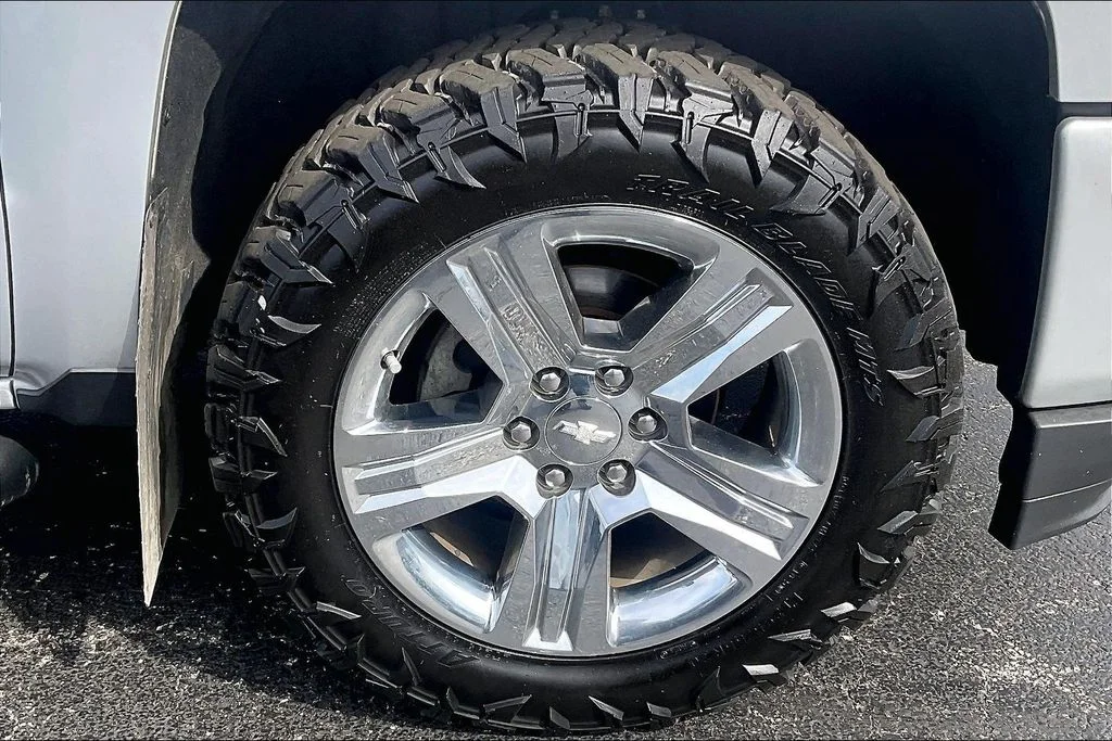 Used 2018 Silver Ice Metallic Chevrolet Custom image 7