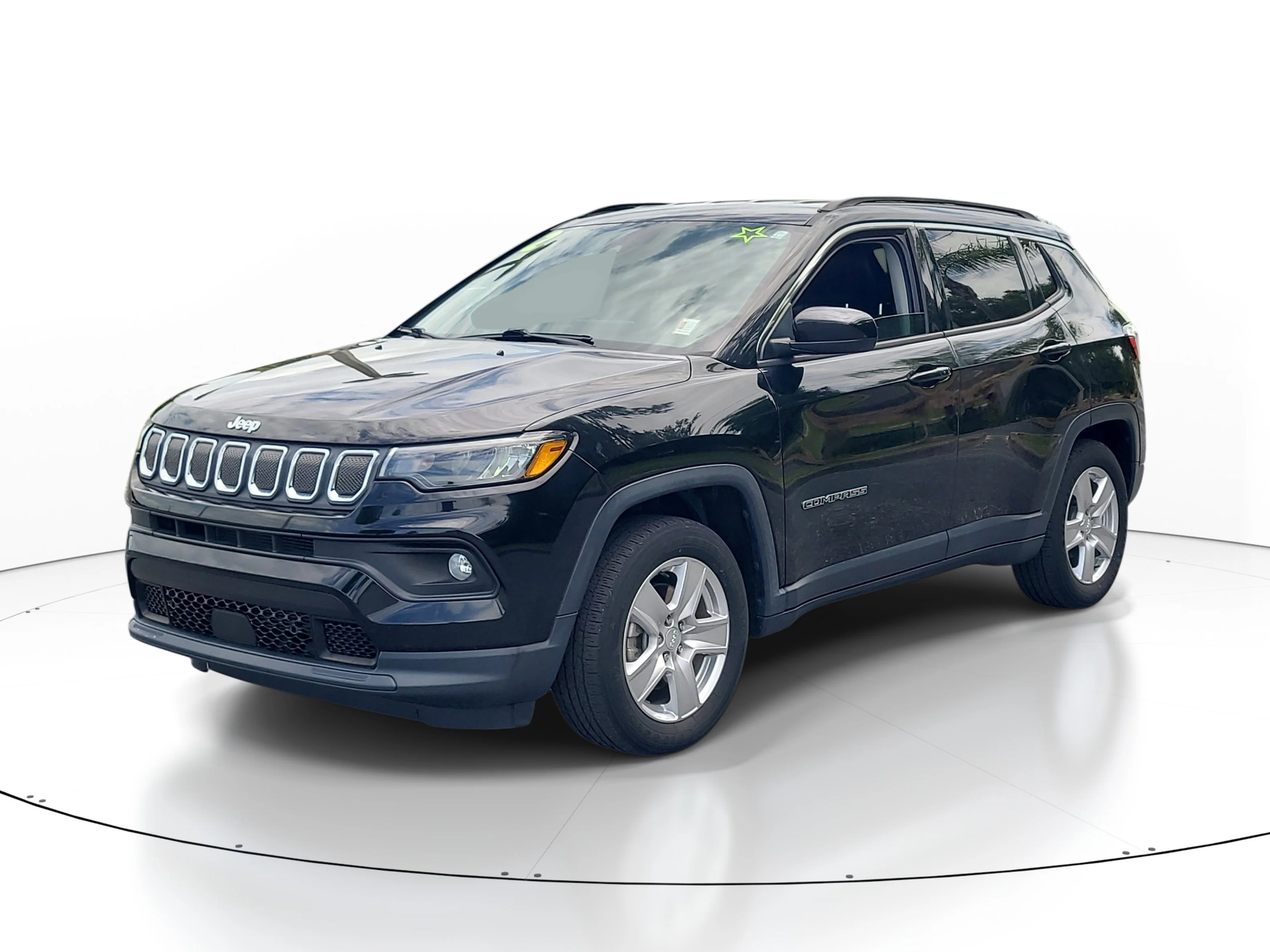 Used 2022 Diamond Black Crystal Pearlcoat Jeep Latitude image 3