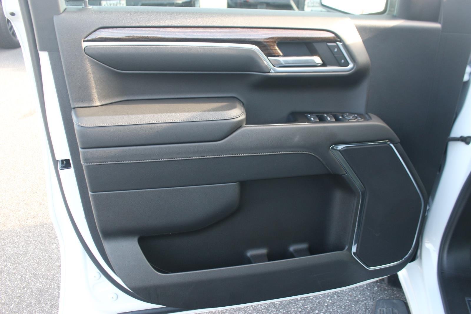 Used 2024 Summit White GMC Elevation image 13