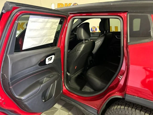 New 2026 Red Hot Pearl-Coat Exterior Paint Jeep Trailhawk image 34