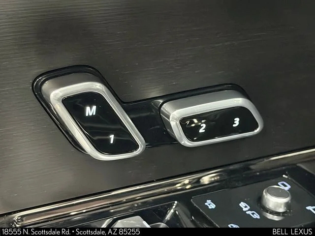 Used 2023  Land Rover SE Dynamic image 18