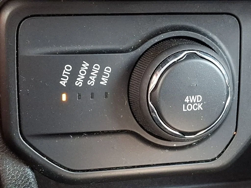 Used 2018 White Jeep Latitude image 23