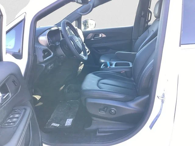 New 2026 Bright White Clearcoat Chrysler SELECT image 10