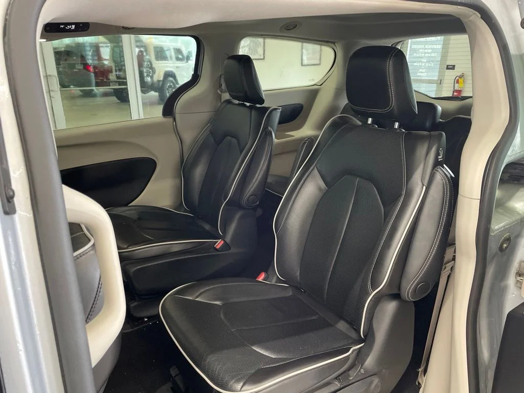 Used 2023 Silver Chrysler Limited image 6