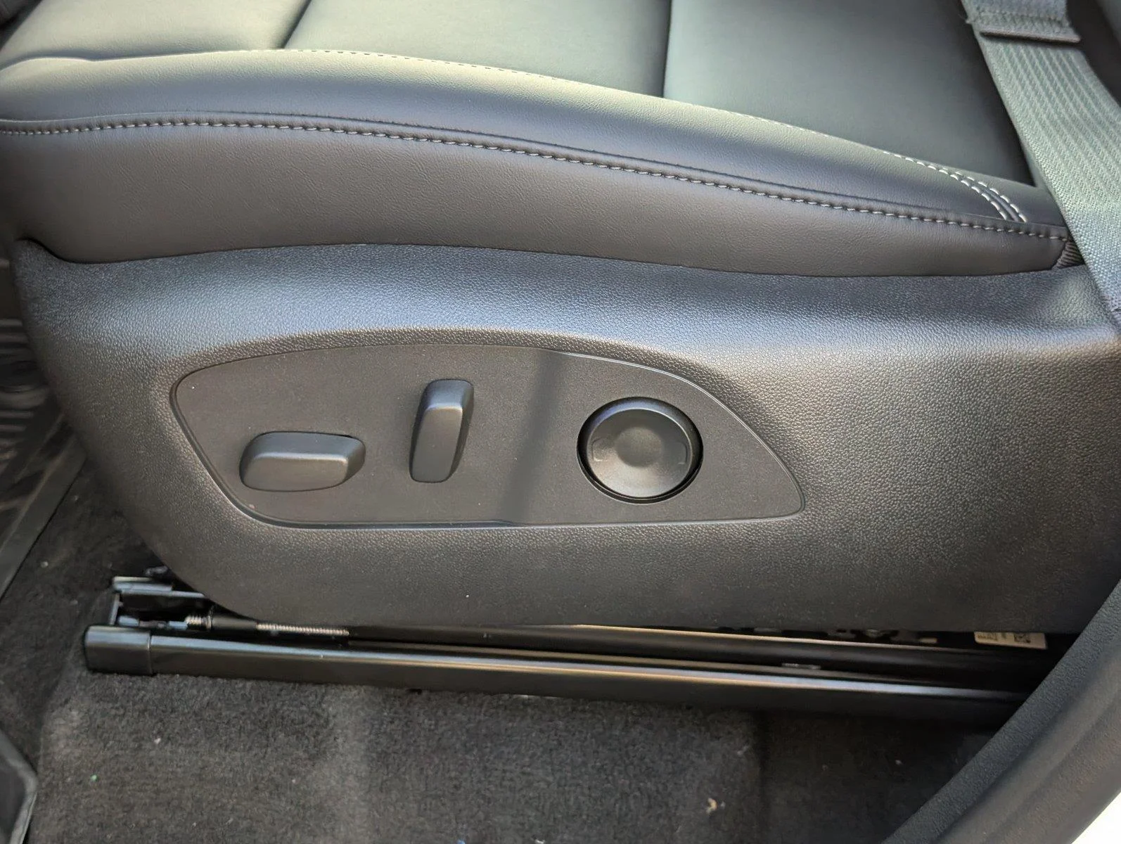 New 2027 Summit White GMC Elevation image 17