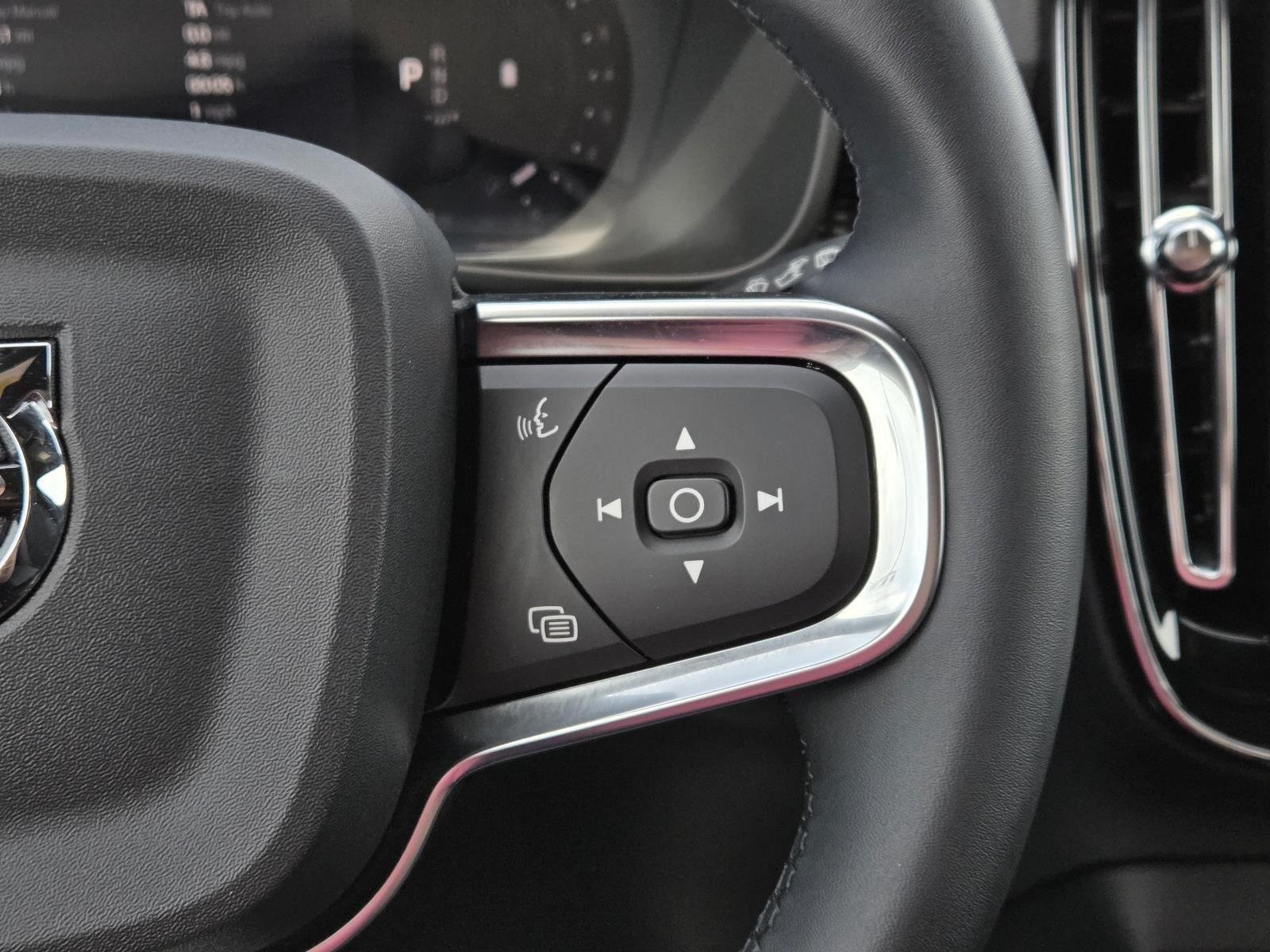 Used 2025 Crystal White Pearl Volvo Plus Dark Theme image 19
