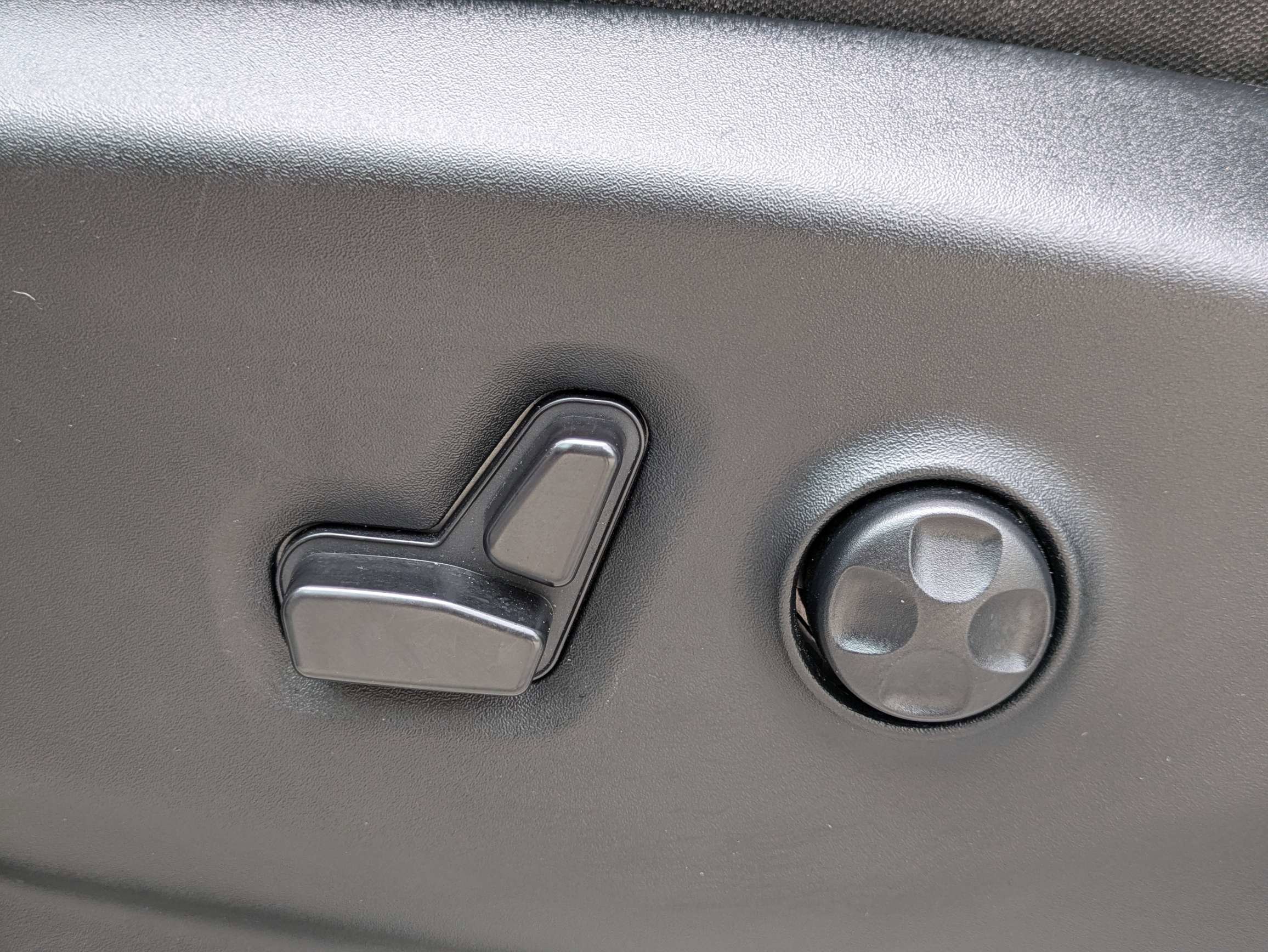 Used 2024 Silver Mist Clearcoat Chrysler LX image 25
