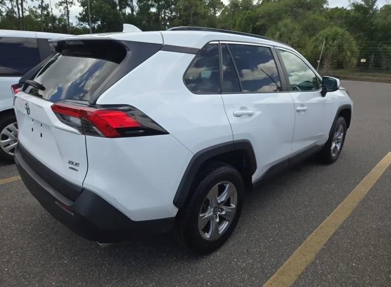 Used 2022 White Toyota XLE image 3