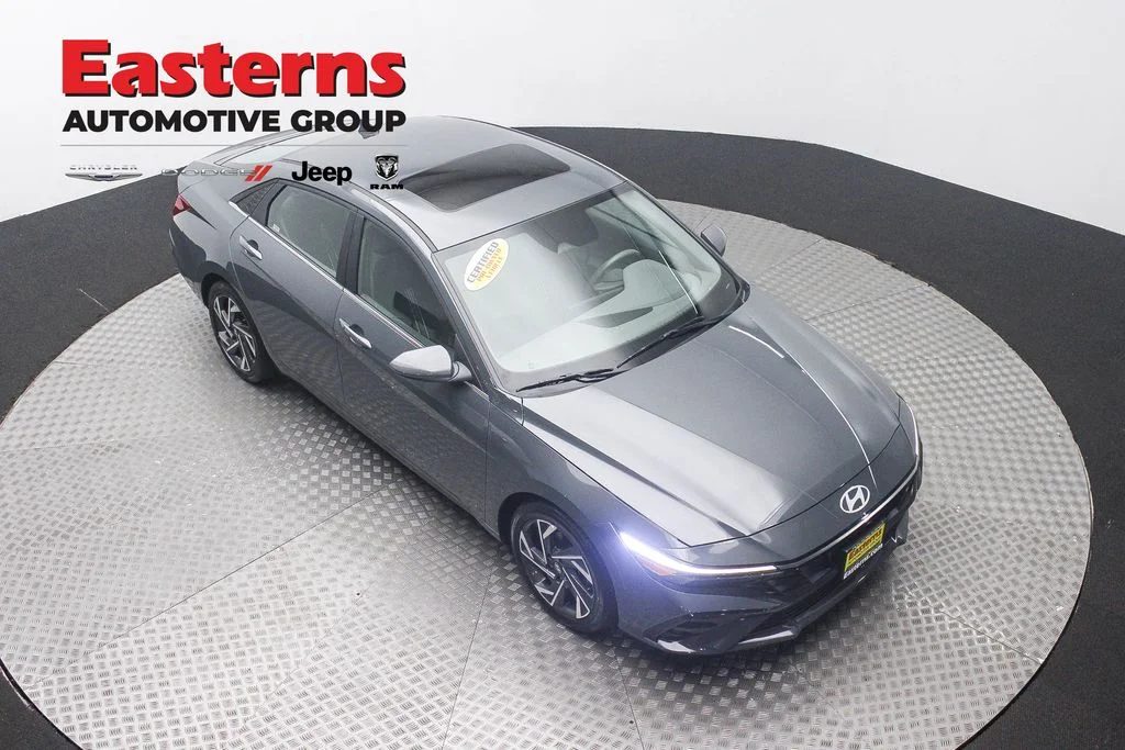 Used 2025 Gray Hyundai SEL Convenience image 3
