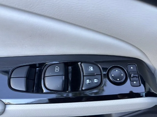 Used 2023 White Nissan 2.5 SV image 28