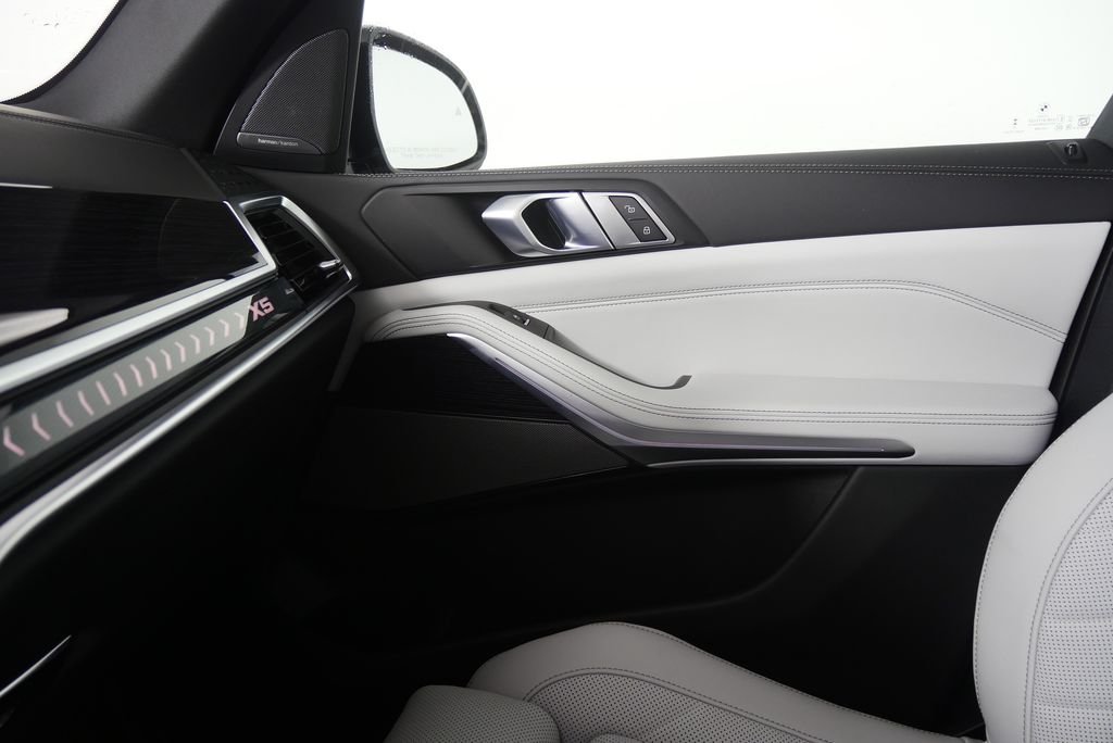 Used 2026 Skyscraper Grey Metallic BMW xDrive40i image 24