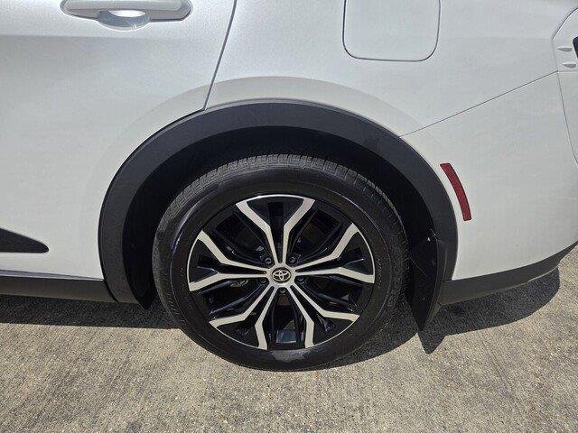 Used 2026 Oxygen White Toyota XLE image 25