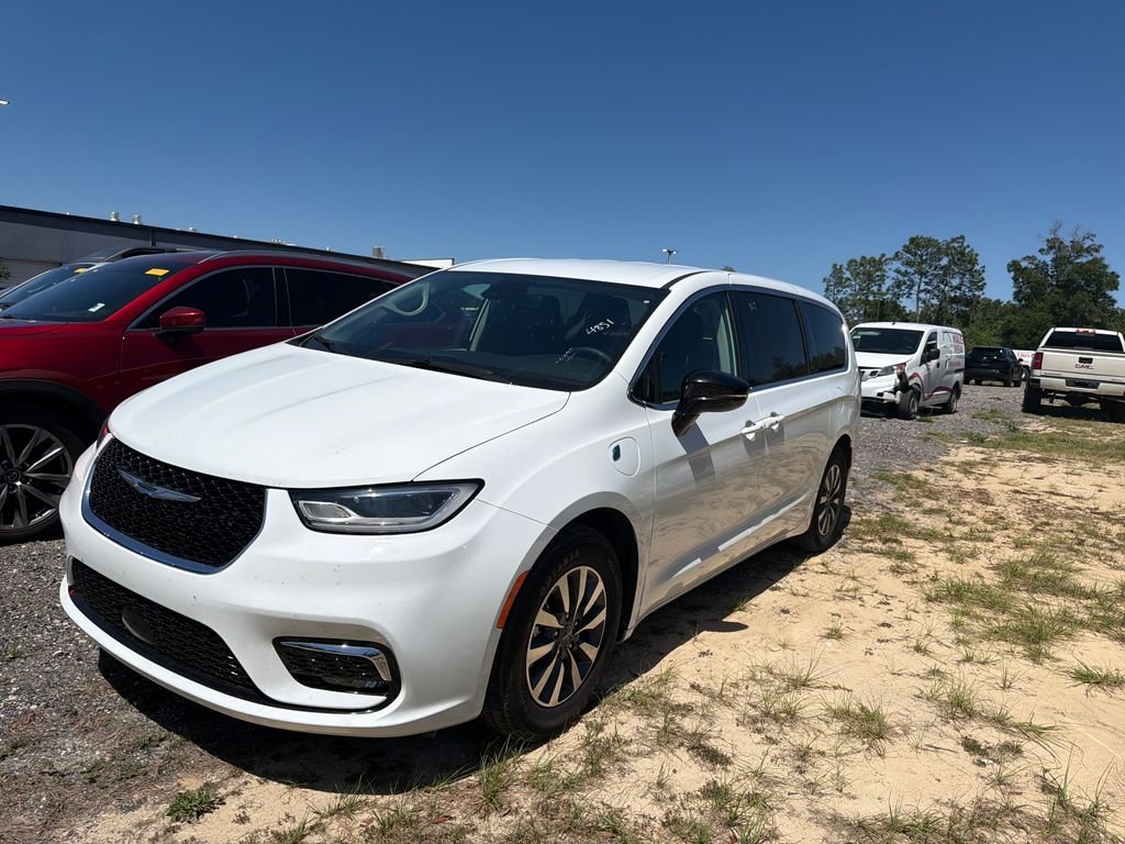 2024 Chrysler Pacifica Hybrid Select PHEV's photo