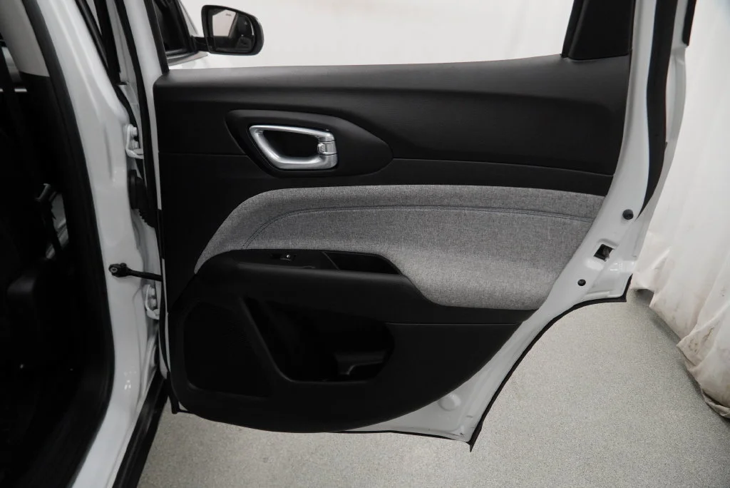 Used 2022 Bright White Clea Jeep Latitude image 35