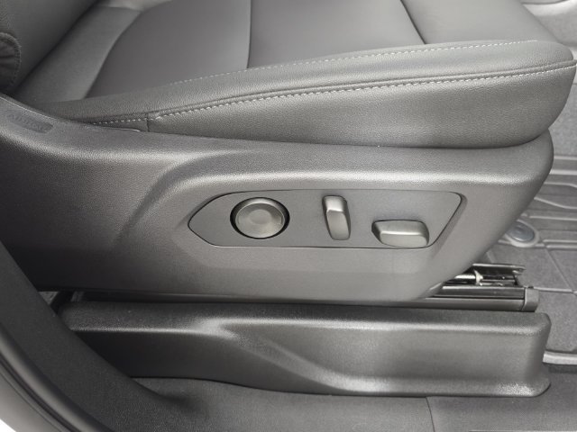 Used 2026 Summit White Chevrolet LT image 32