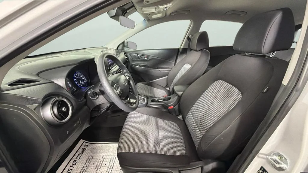 Used 2022 Silver Hyundai SE image 17